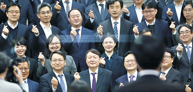 윤석열(앞줄 가운데) 검찰총장이 29일 오후 대전 서구 대전고등검찰청을 방문해 검사들과의 간담회를 마친 뒤 청사 로비에서 “사랑합니다” 표시인 하트 모양의 손동작을 하면서 검사들과 기념촬영을 하고 있다.  연합뉴스