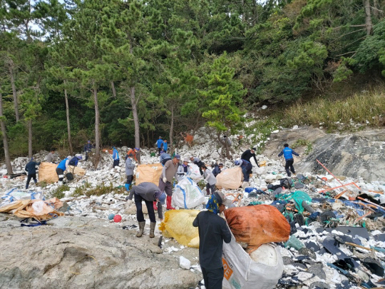 전남 완도군 보길도에서 주민들이 해양 쓰레기를 수거하고 있다.  전남도청 제공