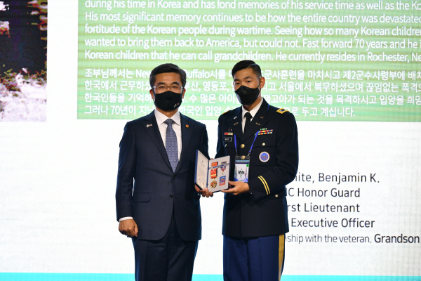 서욱(왼쪽) 국방부 장관이 미국에 입양된 뒤 주한미군으로 근무 중인 한국계 미국인 벤저민 화이트(오른쪽) 중위에게 29일 자유수호메달을 수여한뒤 기념촬영하고 있다. 국방부 제공