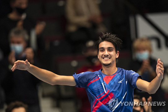 조코비치를 꺾고 기뻐하는 소네고.  [EPA=연합뉴스]