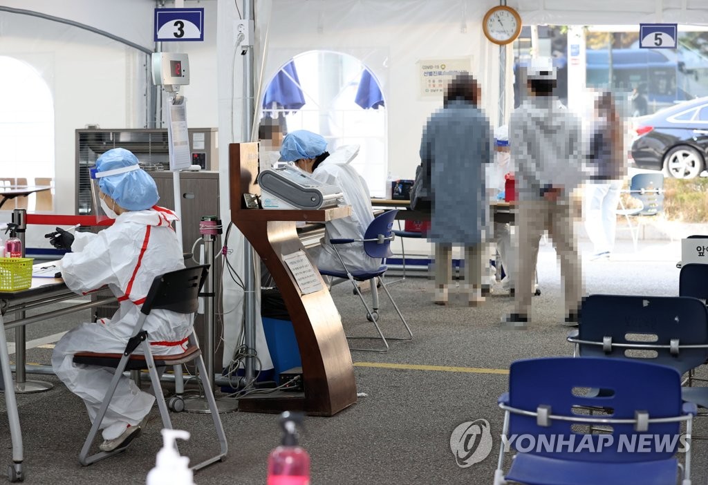 분주하게 돌아가는 선별진료소의 시간 [연합뉴스 자료 사진]