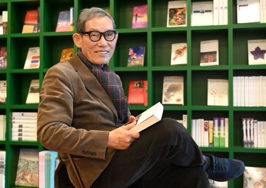 지난달 28일 새 책 ‘그해 봄날’을 펴낸 김언호 한길사 대표가 ‘순화동천’에서 포즈를 취하고 있다. 신창섭 기자