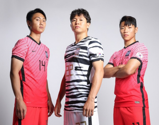 축구대표팀이 11월 A매치부터 입을 새 유니폼을 입고 포즈를 취한 백승호(왼쪽부터), 권창훈, 황희찬.  대한축구협회 제공