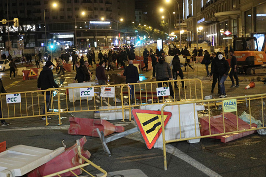 신종 코로나바이러스 감염증(코로나19) 방역을 위한 봉쇄 조치에 반대하는 시위대가 지난 1일 새벽 스페인 수도 마드리드에서 거리를 가로막고 있다. 스페인에서는 지난 10월 25일부터 6개월간 야간 통행금지령이 선포된 상태다.   EPA 연합뉴스