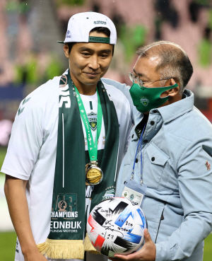 정의선(오른쪽) 현대자동차그룹 회장이 1일 전주월드컵경기장에서 열린 이동국 은퇴식에서 이동국을 격려하고 있다.  연합뉴스