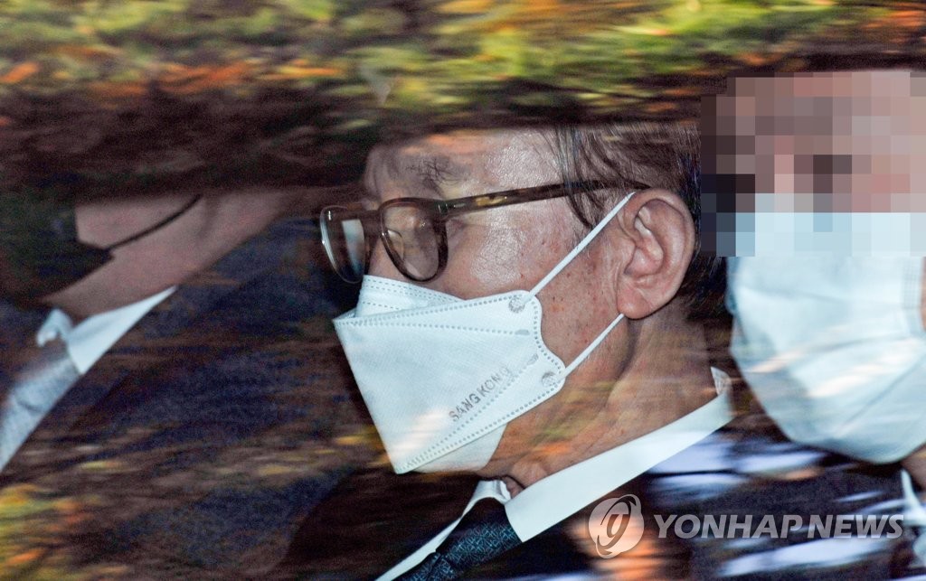 (서울=연합뉴스) 횡령 및 뇌물수수 혐의로 징역 17년형을 확정받은 이명박 전 대통령이 2일 서울 강남구 논현동 자택에서 서울중앙지검에 출석하기 위해 이동 하고 있다.