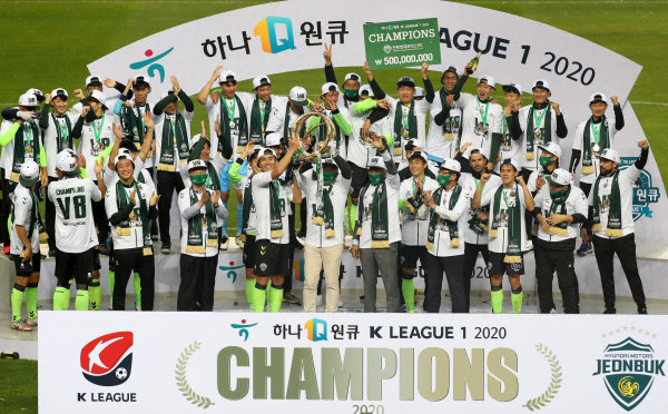 전북 현대 선수단이 1일 전주월드컵경기장에서 열린 하나원큐 K리그1 2020에서 우승을 확정한 후 세리머니를 펼치고 있다. 뉴시스