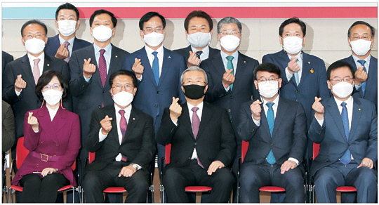 김종인(앞줄 가운데) 비상대책위원장 등 국민의힘 관계자들과 광주 지역 자치단체 인사들이 3일 오전 광주시의회 대회의실에서 광주 기초단체장들과 정책협의회를 시작하기에 앞서 기념촬영을 하고 있다. 연합뉴스