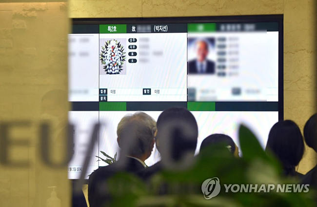 (서울=연합뉴스) 개그맨 박지선과 그의 모친의 빈소가 2일 양천구 이대목동병원 장례식장에 마련됐다. 박지선은 2일 오후 1시 44분께 서울 마포구에 위치한 자택에서 모친과 함께 숨진 채 발견됐다.