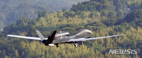 경남 사천 비행장에서 이륙 중인 첩보위성급 고고도무인정찰기 글로벌호크 RQ-4. 뉴시스