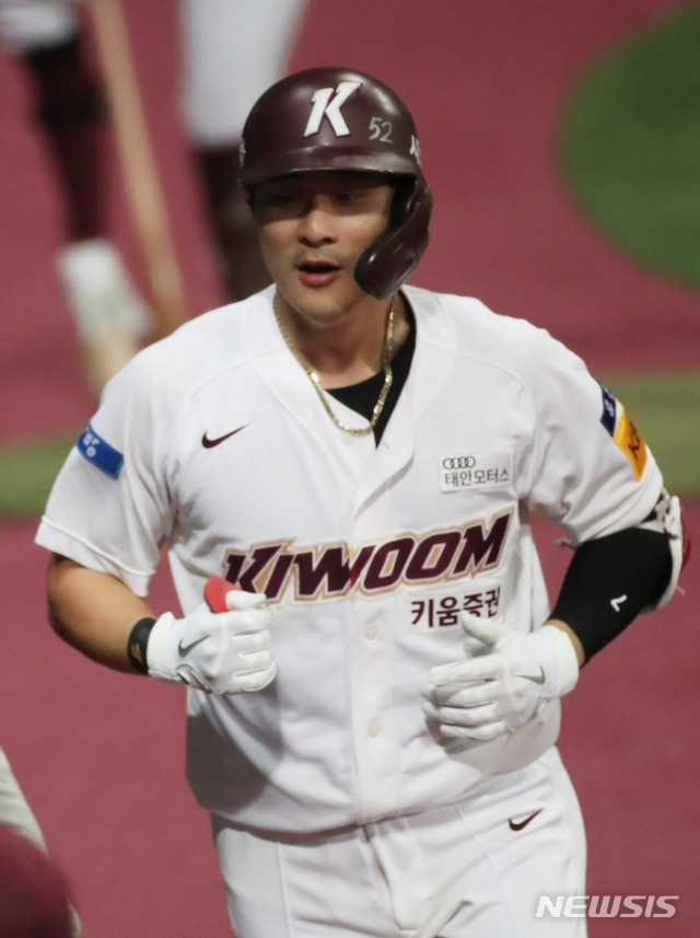 [서울=뉴시스] 7일 오후 서울 구로구 고척스카이돔에서 열린 2020 KBO리그 키움 히어로즈와 NC 다이노스의 경기, 5회말 2사 키움 김하성이 홈런을 치고 기뻐하고 있다. 2020.10.07.