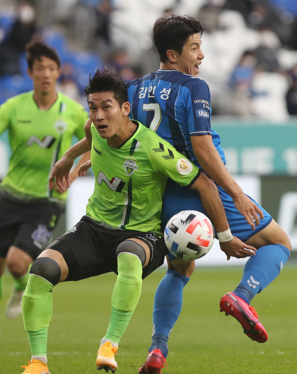 올 시즌 K리그1 경기 중 네이버 생중계 동시 접속자 수가 가장 많았던 지난달 25일 전북 현대와 울산 현대의 경기.  연합뉴스