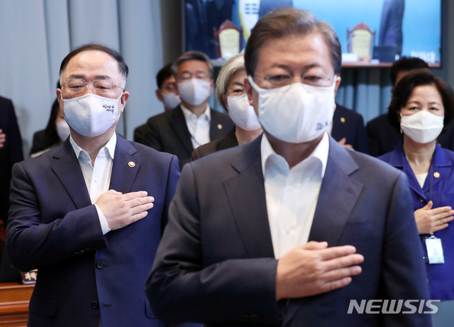 [서울=뉴시스]문재인 대통령이 26일 오전 청와대에서 열린 국무회의에 참석해 국민의례를 하고 있다. 왼쪽은 홍남기 경제부총리. 2020.5.26