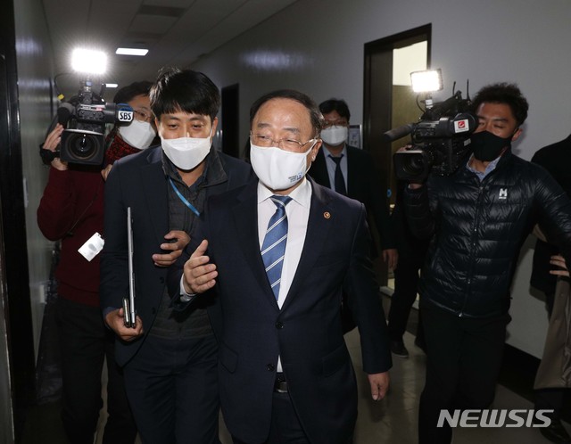 [서울=뉴시스] 홍남기 경제부총리 겸 기획재정부 장관이 3일 오후 서울 여의도 국회에서 열린 기획재정위원회 전체회의를 마친 후 회의장을 나서고 있다. 홍 부총리는 주식 양도소득세 부과 대주주 요건 강화를 둘러싼 논란에 대한 책임을 지고 사의를 표명했다고 밝혔다. (공동취재사진) 2020.11.03.