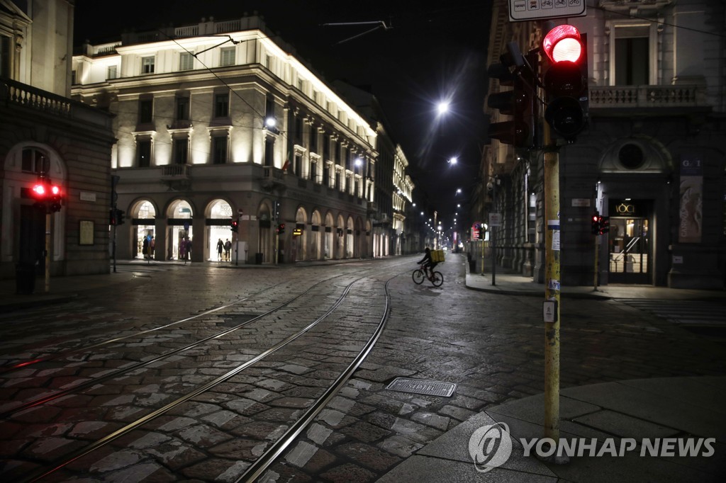 이탈리아 내 코로나19 최대 확산 지역인 북부 밀라노의 적막한 도심 거리. 2020.10.25. [AP=연합뉴스]