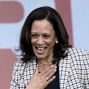 카멀라 해리스 미국 민주당 부통령 후보가 지난달 31일 플로리다주 마이애미에서 열린 ‘드라이브인’ 유세에서 지지자들에게 인사하고 있다. AP 뉴시스