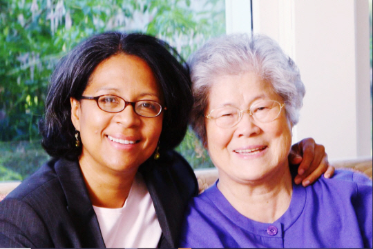 미국 워싱턴주 연방하원의원에 당선된 메릴린 스트리클런드(왼쪽) 당선자와 그의 한국인 어머니.  사진=스트리클런드 당선자 트위터