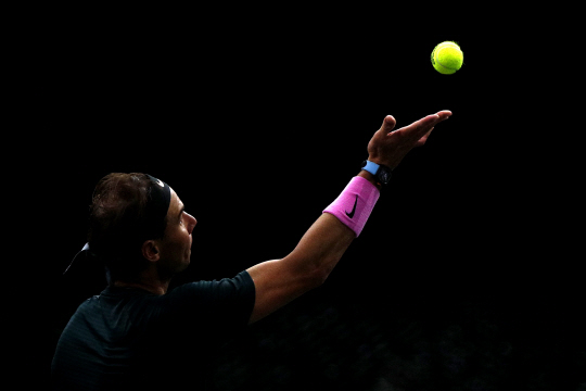 스페인의 라파엘 나달이 5일 오전(한국시간) 프랑스 파리에서 열린 ATP투어 롤렉스 파리마스터스 2회전에서 서브를 시도하고 있다.  EPA연합뉴스