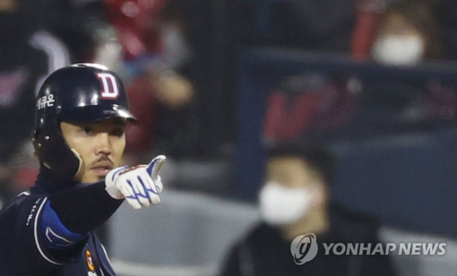 (서울=연합뉴스) 홍해인 기자 = 5일 오후 서울 잠실야구장에서 열린 2020 프로야구 포스트시즌 준플레이오프(준PO) 2차전 두산 베어스와 LG 트윈스의 경기. 4회초 1사 주자 1, 3루 상황에서 두산 오재원이 1타점 적시타를 친 뒤 1루에서 더그아웃을 향해 손가락을 가리키고 있다. 2020.11.5