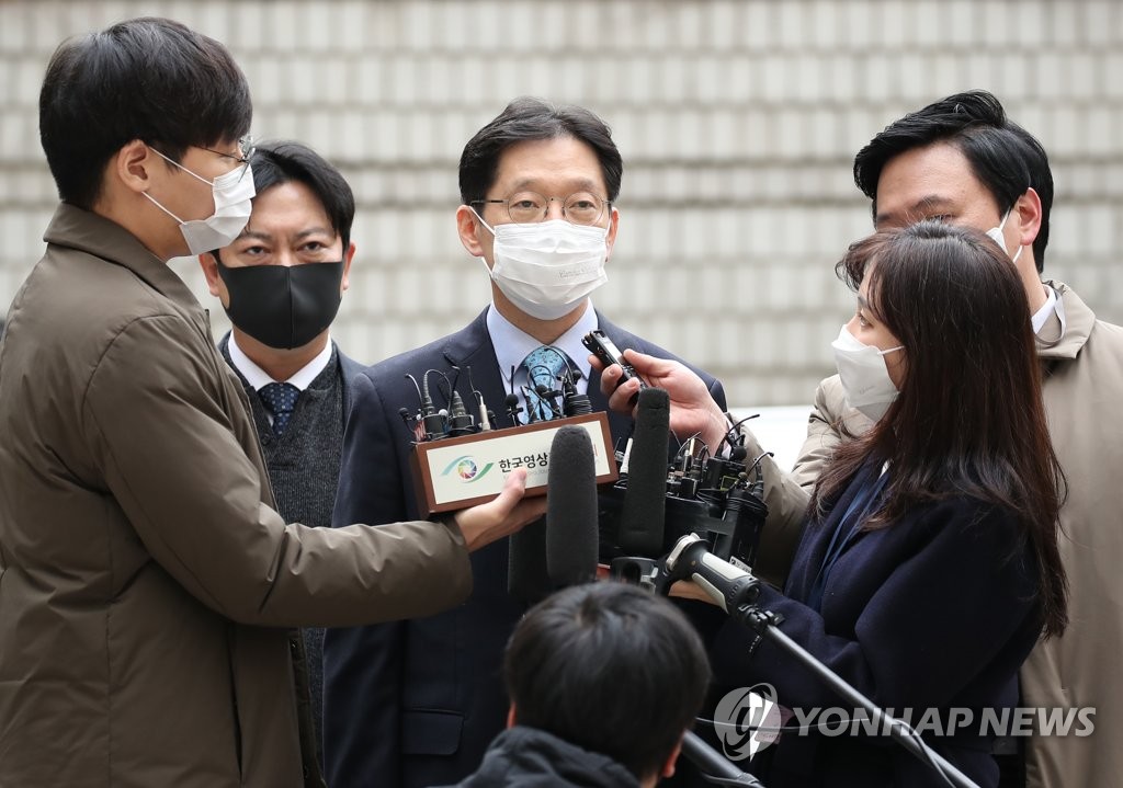 (서울=연합뉴스) 김도훈 기자 = 댓글 여론조작 혐의로 1심에서 유죄를 선고받은 김경수 경남지사가 6일 오후 서울 서초구 서울고등법원에서 열린 항소심 선고공판 출석을 위해 법정으로 향하며 취재진 질문에 답하고 있다. 2020.11.6