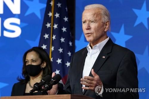 (윌밍턴 AP=연합뉴스) 미국 민주당 대통령 후보인 조 바이든 전 부통령이 5일(현지시간) 거주지인 델라웨어주 윌밍턴에서 부통령 후보인 카멀라 해리스 상원의원과 함께 연단에 올라 연설하고 있다. 바이든 후보는 생중계된 연설을 통해 “개표가 끝나면 나와 카멀라 해리스가 승자로 선언될 거라는 걸 의심하지 않는다”고 말했다.