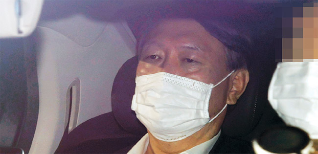 윤석열 검찰총장이 9일 오전 여권의 ‘월성 원전 1호기 경제성 평가 조작’ 의혹 수사중단 압박과 검찰 특수활동비 사용에 대한 공격이 거세지는 상황에서 서울 서초구 대검 청사로 출근하면서 승용차 뒷좌석에 앉아 생각에 잠겨 있다.  연합뉴스