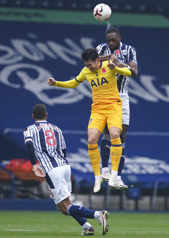 토트넘 홋스퍼의 손흥민(가운데)이 8일 밤(한국시간) 영국 웨스트 브로미치의 더 호손스에서 열린 EPL 원정경기에서 공중볼을 다투고 있다. EPA 연합뉴스