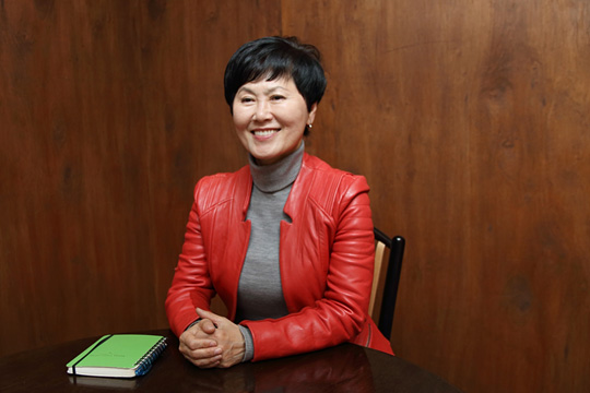 (서울=연합뉴스) 한비야 월드비전 세계시민학교 교장이 지난 8일 서울 강남의 한 카페에서 연합뉴스와 인터뷰를 하고 있다. 2020.11.9