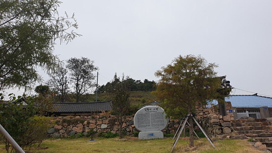 전남 신안군 안좌도에 있는 김환기 생가 전경. 고택비(碑) 왼쪽의 기와지붕 고가는 국가문화재로 지정돼 있는데, 김환기가 화실로 사용했던 오른쪽 집은 현재 민간 주택으로 바뀌어 있다.
