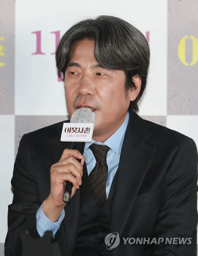 (서울=연합뉴스) 류효림 기자 = 배우 오달수가 11일 오후 서울 용산구 CGV아이파크몰점에서 열린 영화 ‘이웃사촌’ 언론시사회 및 기자간담회에서 인사말을 하고 있다. 2020.11.11