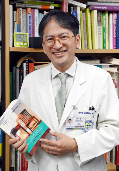 독서 에세이 ‘정신과 의사의 서재’를 출간한 하지현 교수가 지난 11일 서울 광진구 건국대 연구실에서 포즈를 취하고 있다.  김낙중 기자