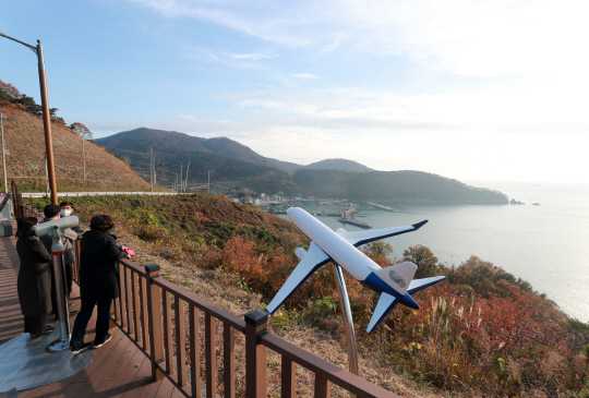 국무총리실 산하 김해신공항 검증위원회의 김해신공항 타당성 검증결과 발표를 하루 앞둔 16일 부산 가덕도동 대항항 전망대에 항공기 모형이 설치돼 있다.   연합뉴스