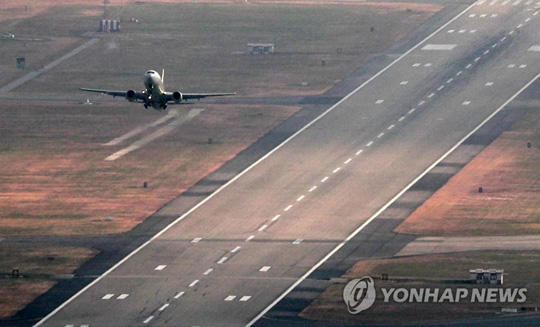 김해신공항 백지화 (부산=연합뉴스) 손형주 기자 =17일 오후 부산 강서구 김해국제공항에서 민항기가 이륙하고 있다. 2020.11.17