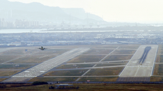 국무총리실 산하 김해신공항 검증위원회가 김해신공항 건설 계획에 대해 사실상 백지화 방침을 밝힌 17일 부산 김해국제공항 활주로에서 항공기가 이륙하고 있다.  뉴시스