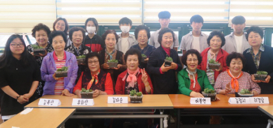 울산 울주군 울산산업고등학교 김나영 교사가 이끄는 ‘원예사랑 봉사단’ 소속 학생들이 서부노인복지회관에서 원예 봉사를 한 뒤 기념촬영을 하고 있다.   초록우산어린이재단 제공