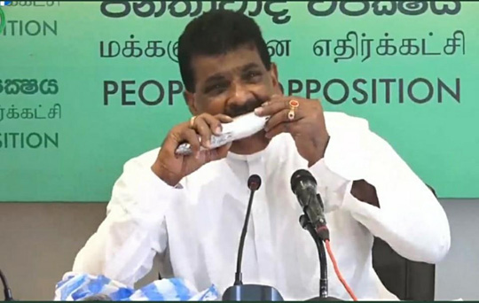 물고기 뜯어먹는 파키스탄 정치인 [트위터 갈무리. 재판매 및 DB 금지]