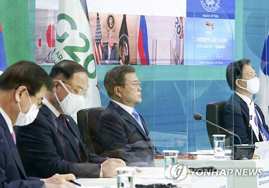 (서울=연합뉴스) 문재인 대통령이 지난 21일 오후 청와대에서 주요 20개국(G20) 정상회의에 참석해 있다. 2020.11.22