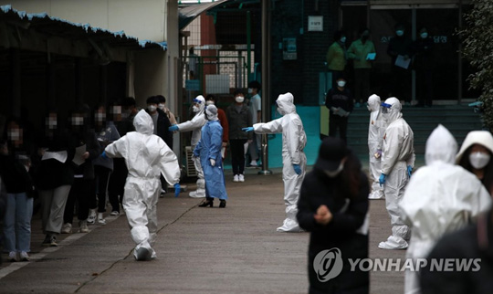 (광주=연합뉴스) 학생 1명의 확진자가 나온 광주 광산구 모 고등학교에서 22일 오전 고3 학생들이 1, 2학년과 교직원에 앞서 코로나19 검사를 받고 있다. 2020.11.22