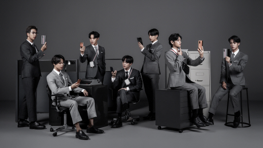 삼성전자 뉴스룸은 최근 아이돌 그룹 방탄소년단(BTS)이 ‘갤럭시Z폴드2 톰브라운 에디션’을 사용하고 있는 사진을 공개했다.   삼성전자 제공