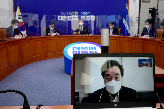 신종 코로나바이러스 감염증(코로나19) 확진자와 접촉해 자가 격리 중인 이낙연(앞줄) 더불어민주당 대표가 23일 오전 국회에서 열린 최고위원회의에서 화상으로 모두발언을 하고 있다.