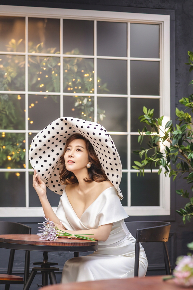 [서울=뉴시스] 배우 한민채 웨딩사진 (사진 = 웨딩매거진 웨딩21) 2020.11.23.