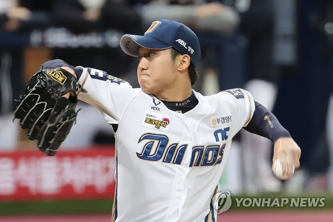 (서울=연합뉴스) 서명곤 기자 = 23일 오후 서울 구로구 고척스카이돔에서 2020 프로야구 포스트시즌 한국시리즈(KS) 5차전 두산 베어스와 NC 다이노스의 경기. NC 선발 구창모가 힘차게 공을 던지고 있다. 2020.11.23
