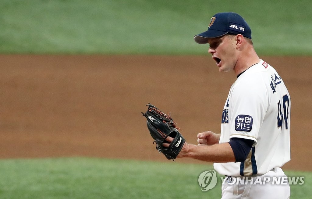 17일 오후 서울 구로구 고척스카이돔에서 열린 2020 KBO리그 한국시리즈 1차전 두산 베어스와 NC 다이노스의 경기. NC 선발 루친스키가 5회초 1사 만루에서 두산 페르난데스를 병살 처리한 뒤주먹을 불끈 쥐며 기뻐하고 있다. [연합뉴스 자료사진]