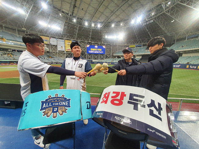 NC의 이완우(왼쪽부터)와 김제현, 두산의 박태순과 이동범이 23일 고척스카이돔에서 북채를 들고 포즈를 취했다. 인터뷰는 신종 코로나바이러스 감염증(코로나19) 방역지침에 따라 진행했으며, 경기 시작 전 사진촬영을 위해 마스크를 잠시 벗었다.