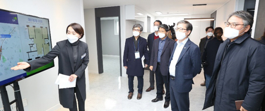 한국토지주택공사(LH)는 최근 중산층과 서민 주거 안정을 위한 전담조직을 신설하고 전세난 해소 지원에 적극 나서고 있다. 지난 22일 서울 은평구 대조동 한 매입 임대주택 현장을 찾은 변창흠(오른쪽 두 번째) LH 사장이 임대주택의 위치와 구도 등에 대해 관계자의 설명을 듣고 있다.  한국토지주택공사 제공