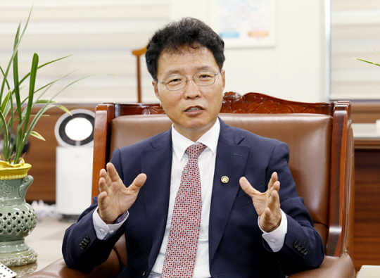 김용래 특허청장이 23일 정부대전청사 집무실에서 디지털 지식재산 정책 전환을 위한 정책적·제도적 대응방안을 설명하고 있다. 특허청 제공