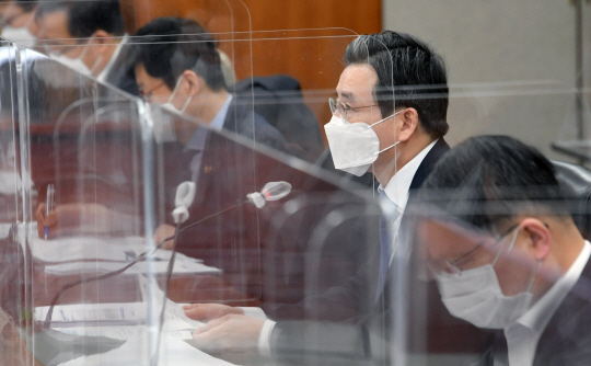 김용범(가운데) 기획재정부 1차관이 24일 오전 서울 영등포구 KDB산업은행에서 열린 ‘거시경제금융회의’를 주재하고 있다.  연합뉴스