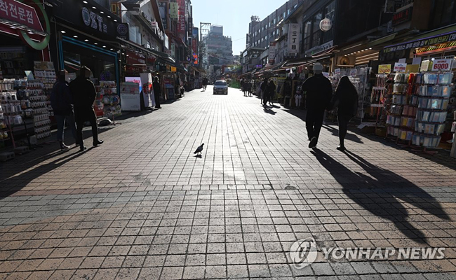 (서울=연합뉴스) 서명곤 기자 = 정부는 우리나라 인구의 절반이 밀집한 수도권의 코로나19 확산세가 심상치 않다는 판단에 따라 수도권의 ‘사회적 거리두기’를 24일 0시부터 2단계로 상향 조정키로 했다. 사진은 23일 오후 서울 마포구 홍익대 앞 거리. 2020.11.23