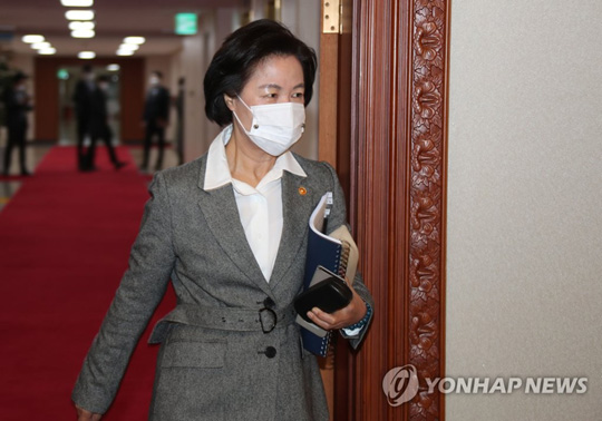 (서울=연합뉴스) 추미애 법무부 장관이 24일 정부서울청사에서 열린 국무회의에 참석하고 있다. 2020.11.24