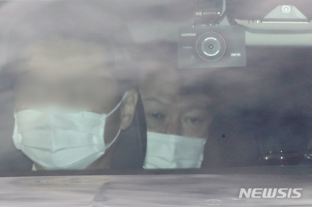 [서울=뉴시스]윤석열 검찰총장이 24일 오전 서울 서초구 대검찰청으로 출근하고 있다. 2020.11.24.